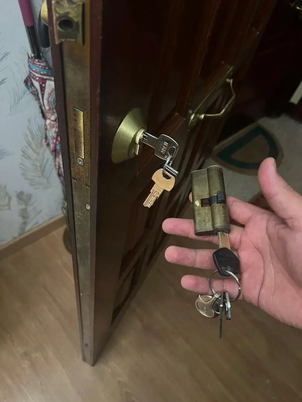 Extracción del bombín antiguo de la puerta de un piso en A Coruña