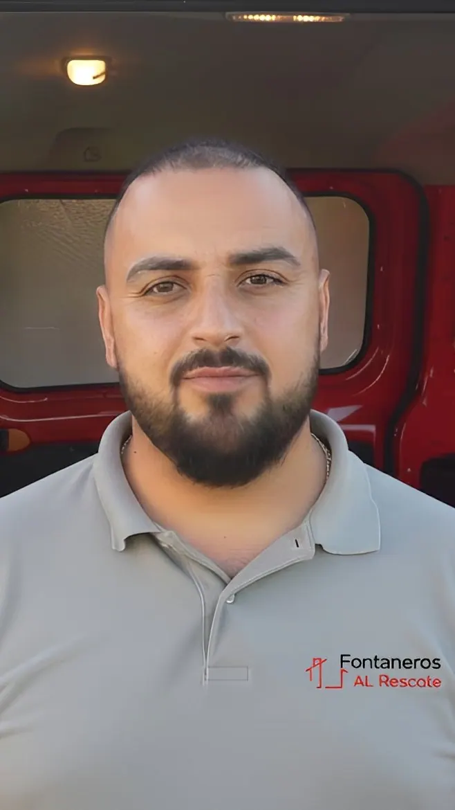 Brayan Tejada, responsable de Manitas AL Rescate, delante de la furgoneta del equipo en A Coruña